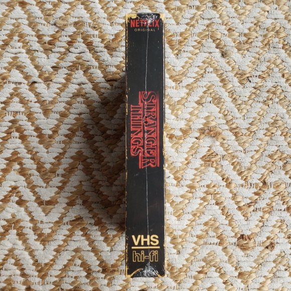 Stranger Things Season 1 Collector's Edition NEW! - Picture 8 of 10